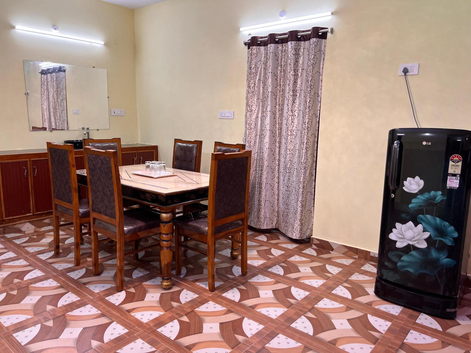 Dwaraka Home Stay ตีรูปาติ ภายนอก รูปภาพ