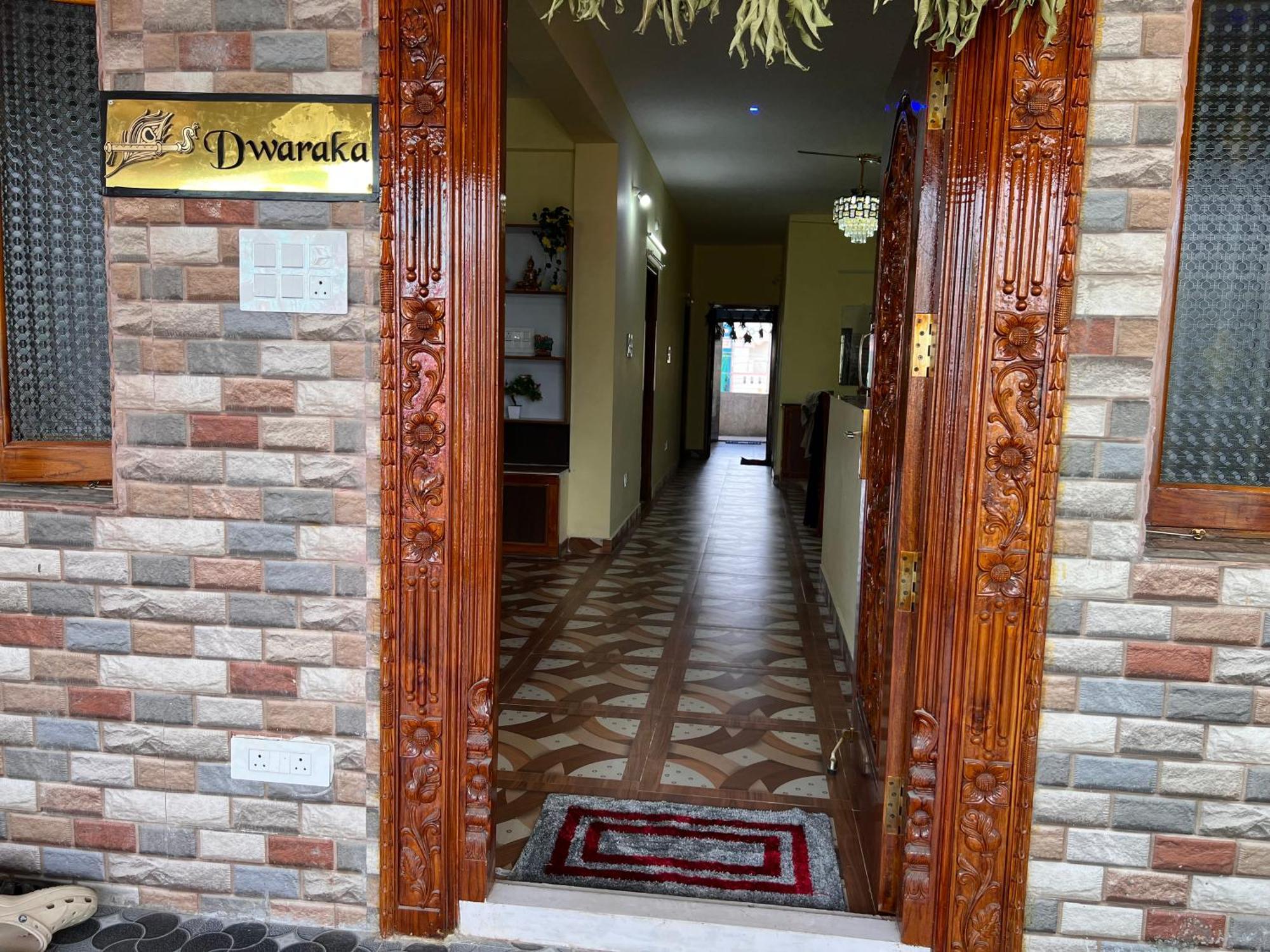 Dwaraka Home Stay ตีรูปาติ ภายนอก รูปภาพ